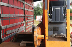 oferuje transport oraz przewóz